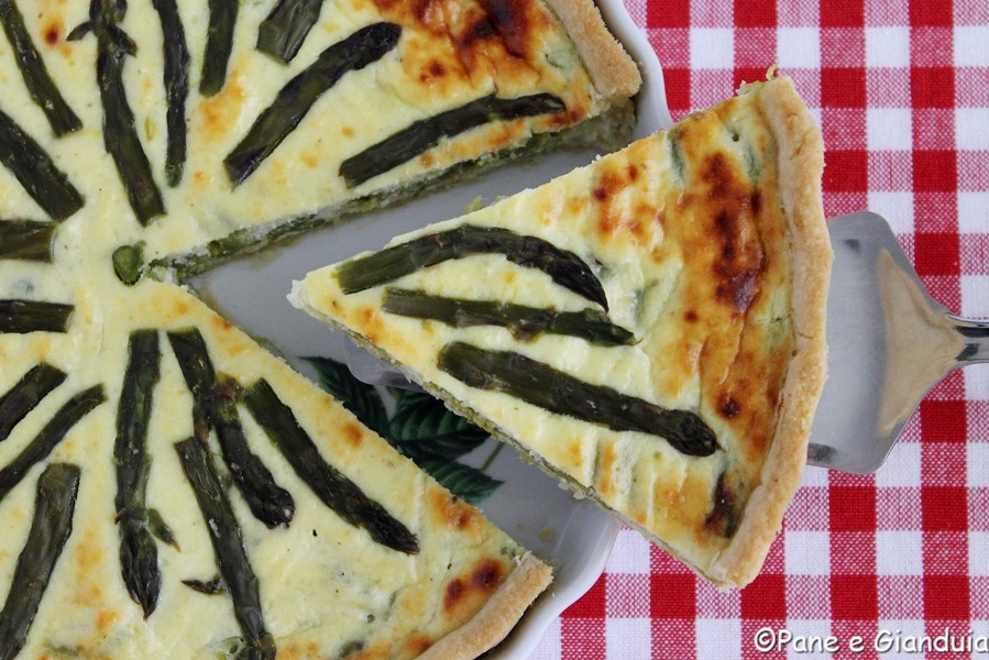 Torta salata con asparagi e ricotta