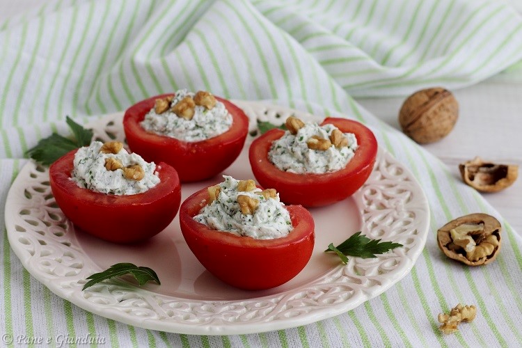 Pomodori ripieni con formaggio di capra e noci
