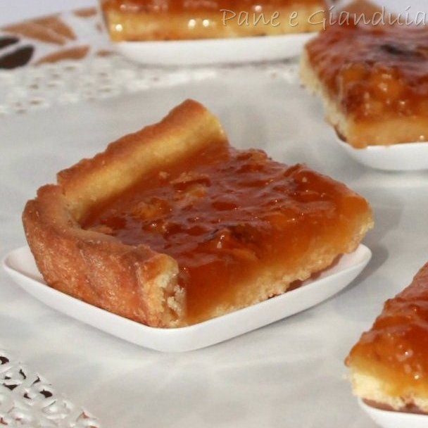 Crostata alla confettura di pesche e nocciole