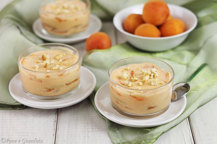Coppe estive con albicocche e ricotta