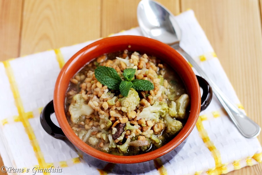 Zuppa di fregula con cavolo romano
