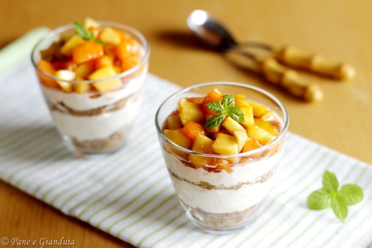 Cheesecake al bicchiere con frutta estiva