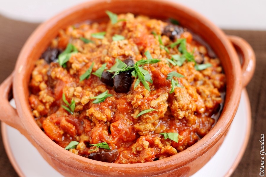 Ragù con prosciutto e olive