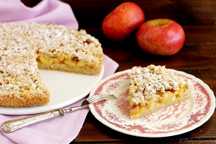 Sbriciolata di mele annurche e datteri