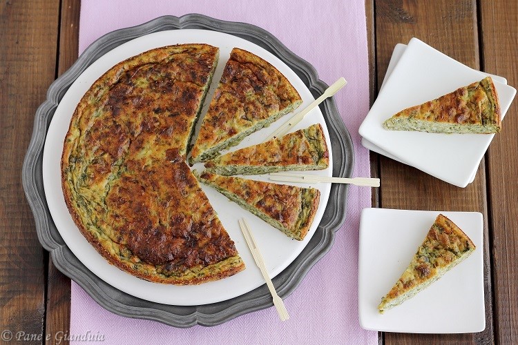 Torta salata con scarola e pane raffermo