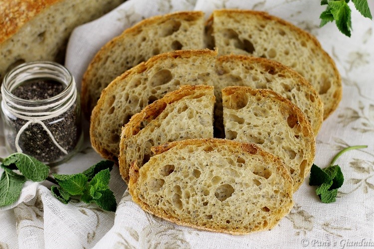 Pane con semi di chia e menta