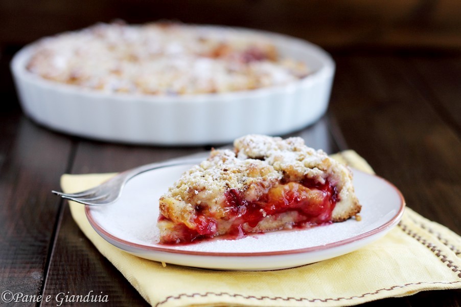 Sbriciolata con susine e noci