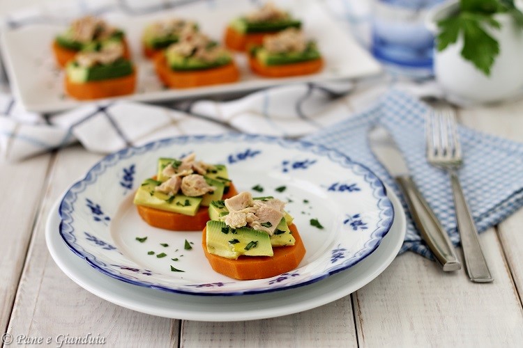 Bocconcini di batata con avocado e tonno