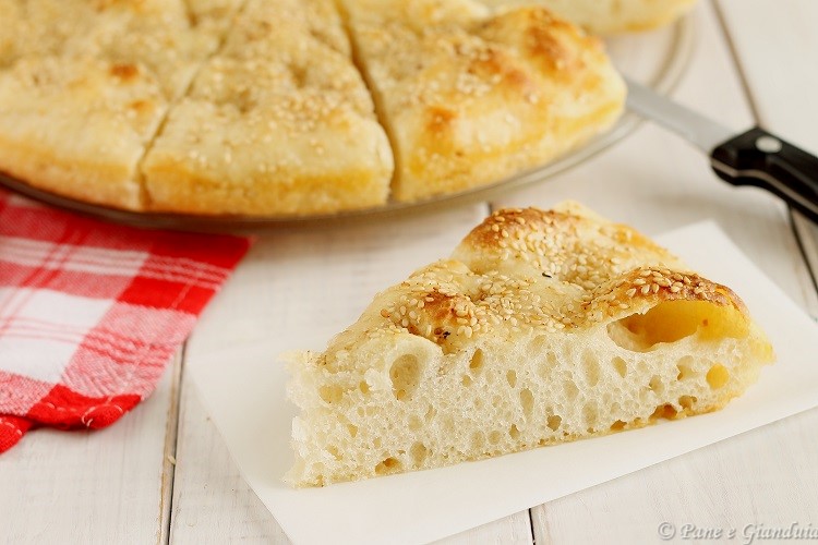 Focaccia allo yogurt con semi di sesamo