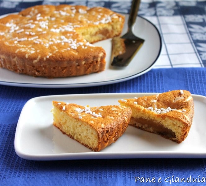 Torta soffice alle pesche sciroppate