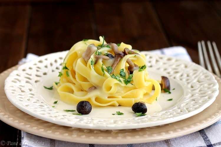 Tagliatelle con funghi pioppini e crema di patate