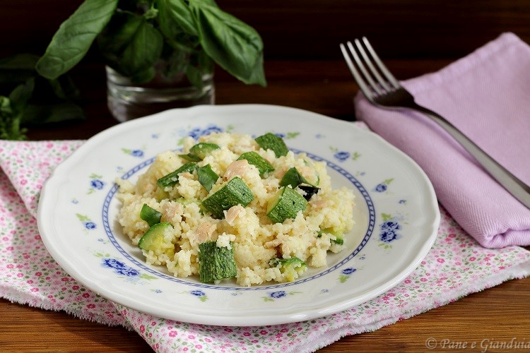 Cous cous al basilico con zucchine e tonno