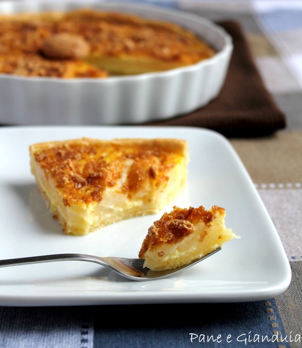 Crostata alle pere e amaretti