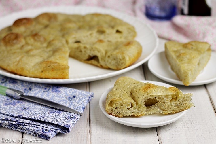 Focaccia con erbe aromatiche e pecorino