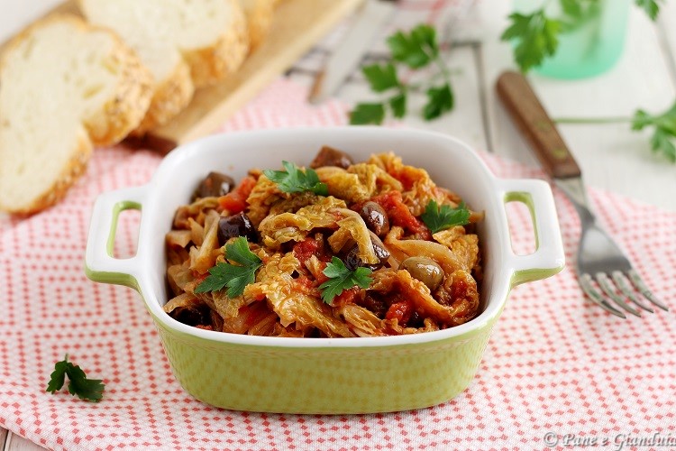 Verza stufata con pomodoro e olive