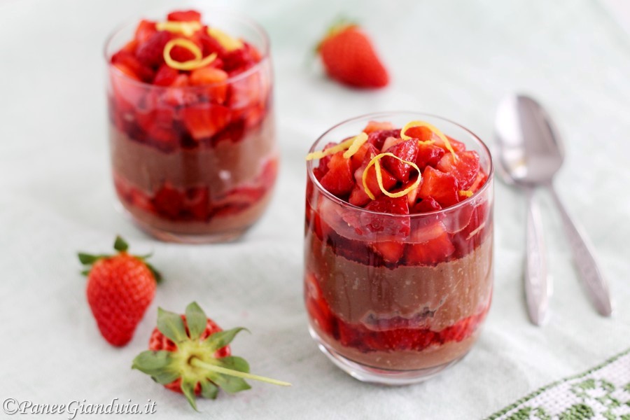 Coppe con mousse al cioccolato e fragole al vino