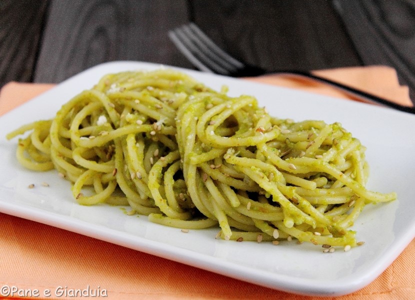 Spaghetti con pesto di fiori di zucca e zucchina