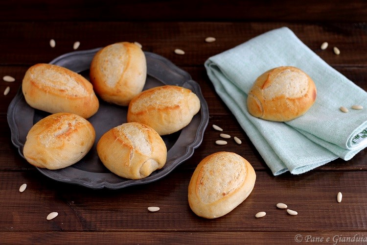 Panini al formaggio pecorino con pinoli