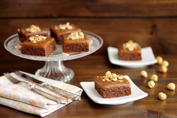 Brownies alle mandorle e nocciole con crema mou