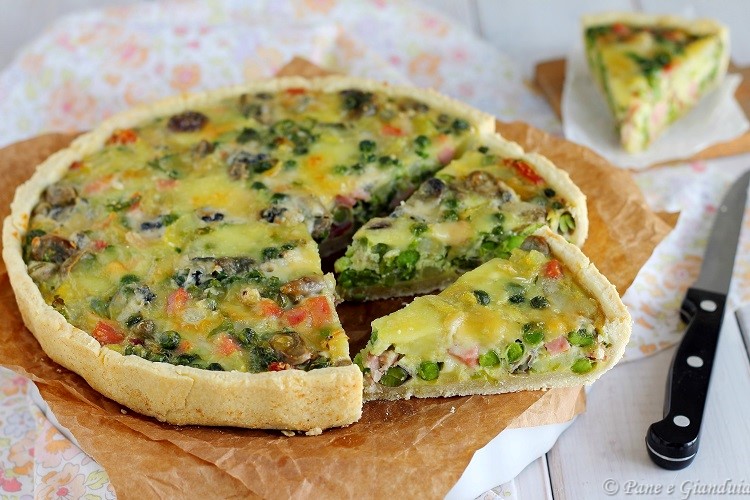 Torta salata con fave e piselli