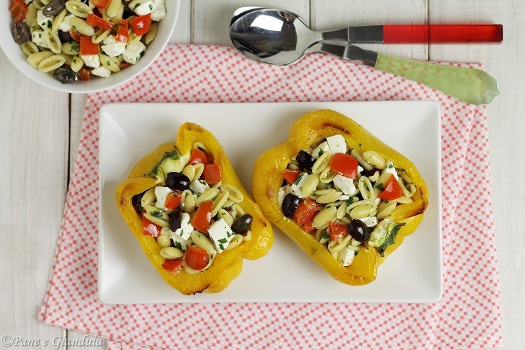 Peperoni ripieni di pasta fredda