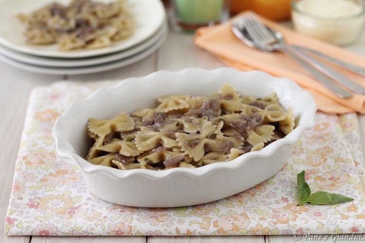Farfalle con salsa di cipolle rosse