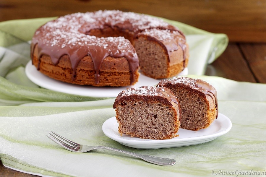 Ciambella con marmellata di more, cocco e cioccolato