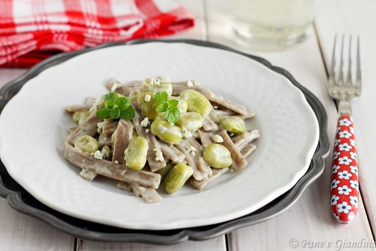 Pizzoccheri con fave e gorgonzola