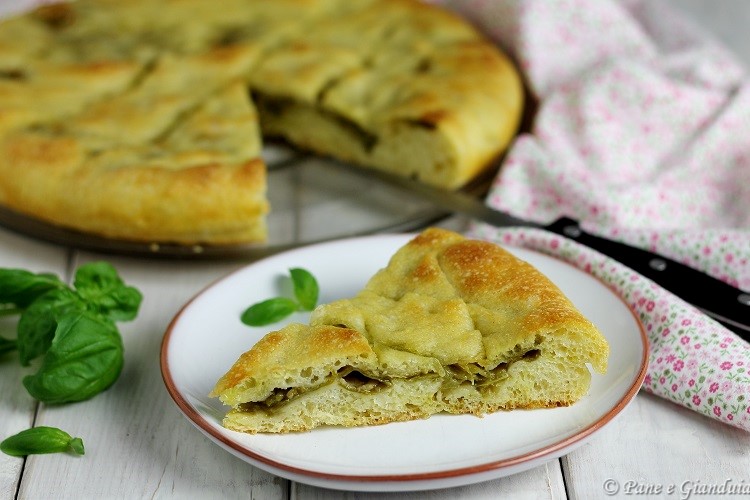 Focaccia con friggitelli e pecorino