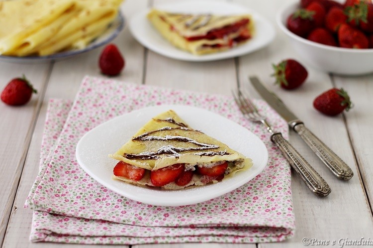 Crepes alle fragole con ricotta e cioccolato
