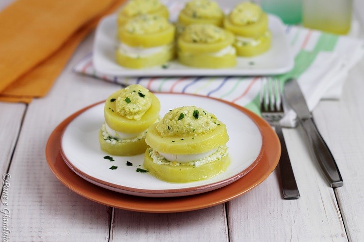 Tramezzini di patate con uova e feta