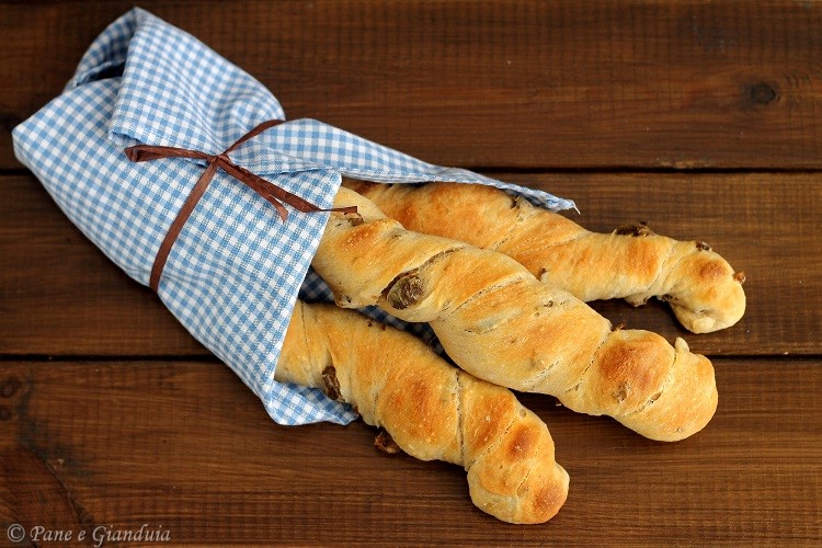 Fruste di pane alle olive