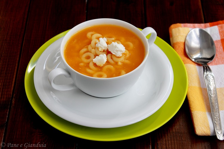Minestra di zucca e anellini con seirass