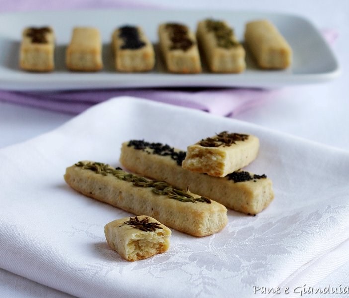 Bastoncini di pasta frolla al parmigiano e semi misti