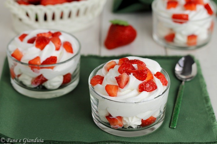Coppe di pavlova alle fragole