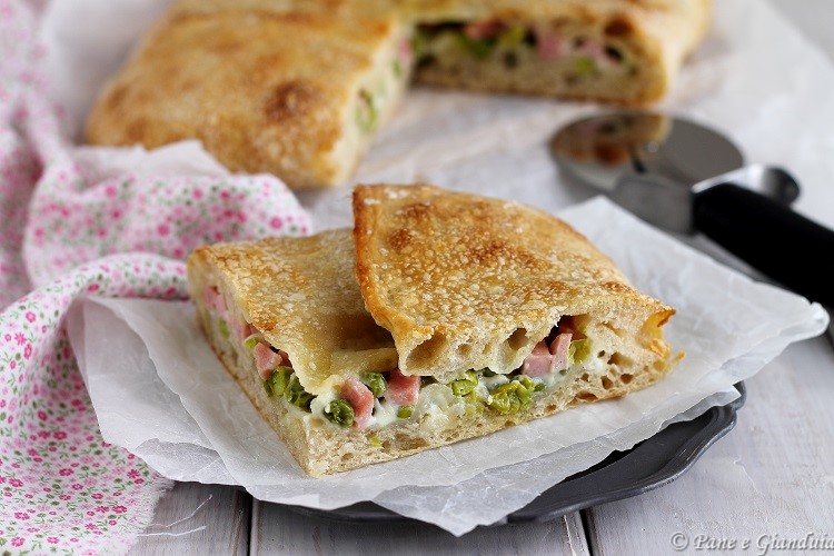 Focaccia con piselli e prosciutto