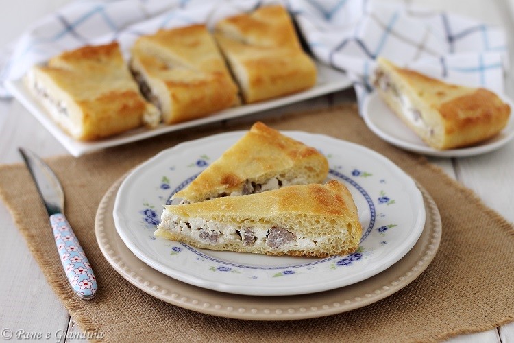 Scacciata siciliana ricotta e salsiccia