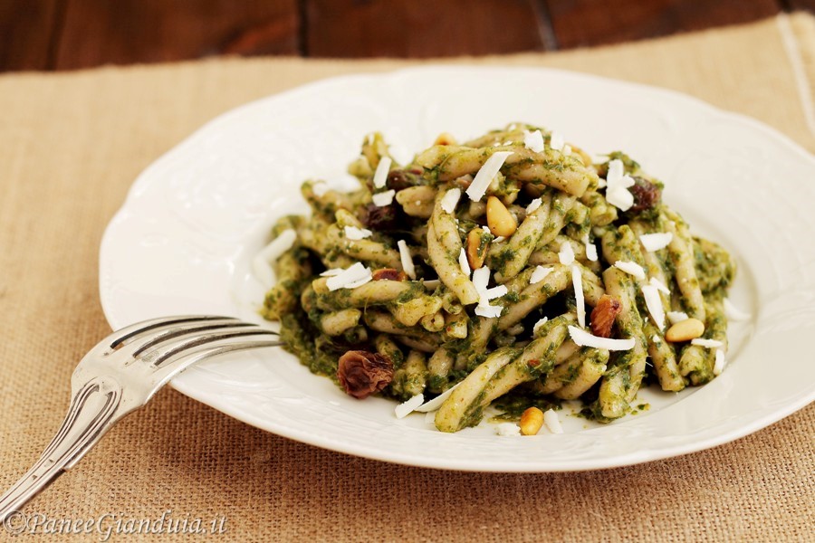 Strozzapreti con crema di cime di rapa e ricotta secca