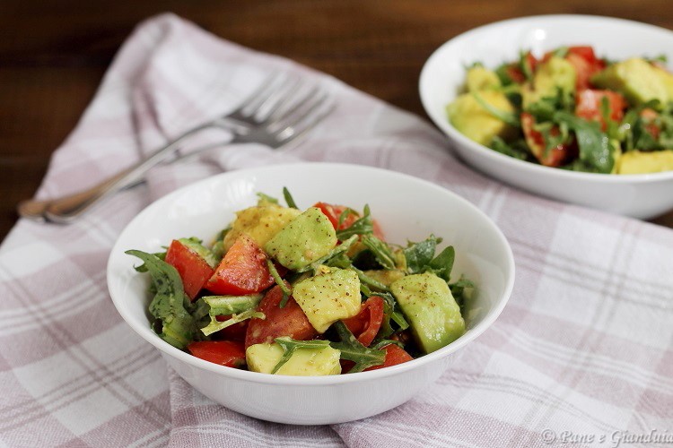 Insalata di avocado con pomodorini e rucola