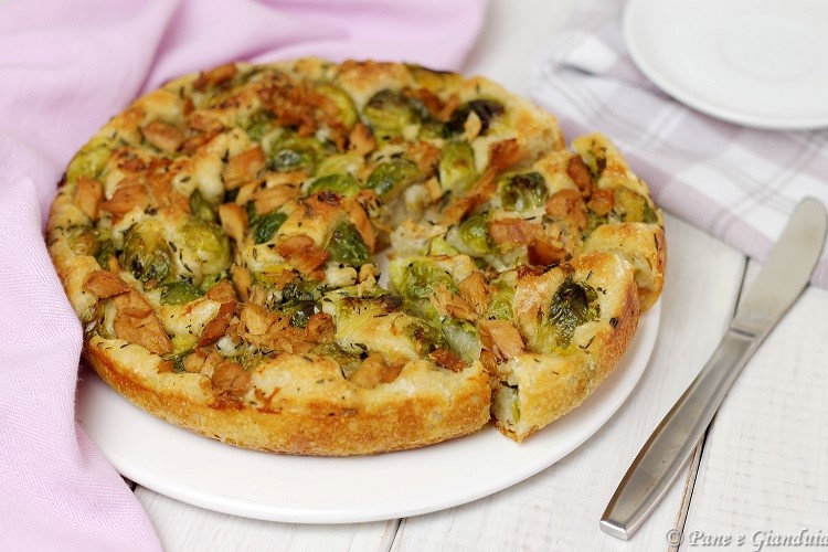 Focaccia cavoletti e tonno