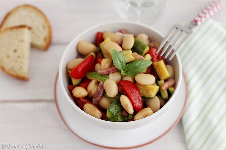Insalata di fagioli corona con datterini, zucchine e speck