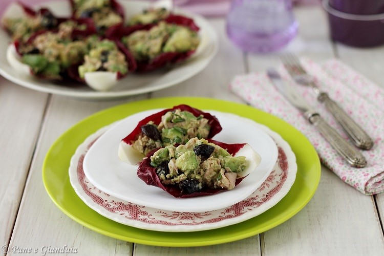 Cestini di radicchio tonno e avocado