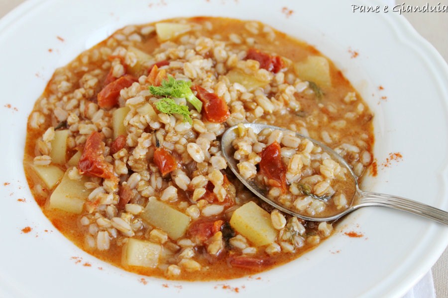 Zuppa di farro con pomodori secchi e paprica